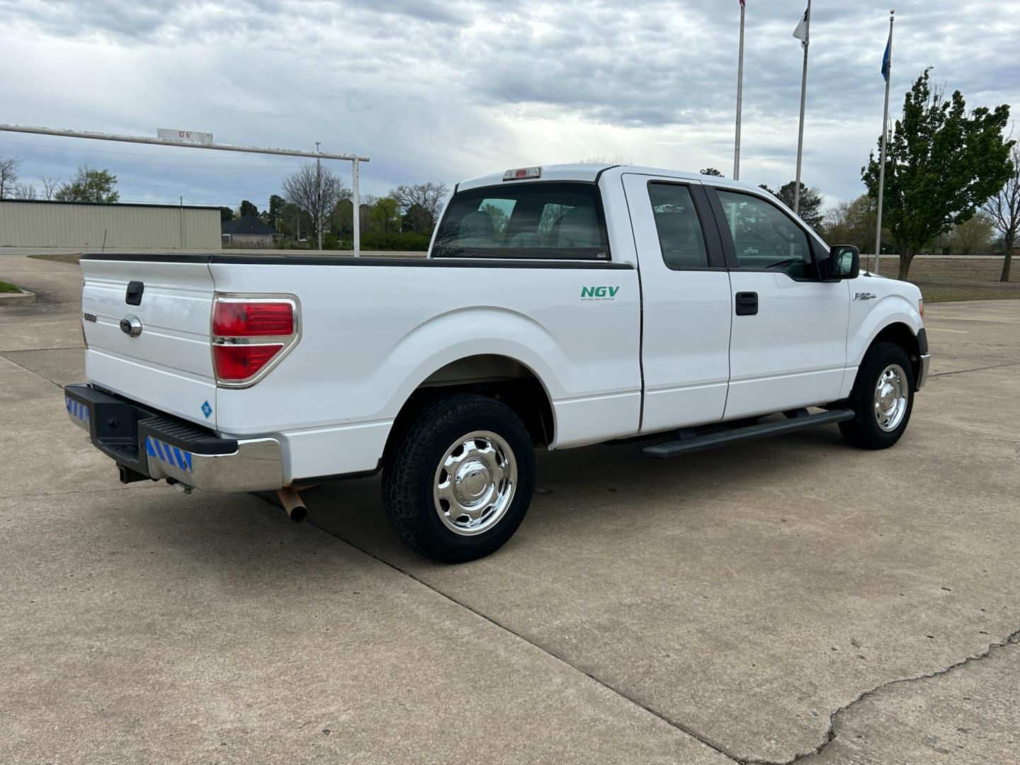 2014 White /Gray Ford F-150 XL SuperCab 6.5-ft. Bed 2WD (1FTEX1CM3EK) with an 3.7L V6 DOHC 24V engine, 6-Speed Automatic transmission, located at 17760 Hwy 62, Morris, OK, 74445, (918) 733-4887, 35.609104, -95.877060 - 2014 FORD F-150 XL SUPERCAB 6.5-ft. BED 2WD 3.7L V6 FEATURES KEYLESS REMOTE ENTRY, POWER LOCKS, POWER WINDOWS, AM/FM STEREO, TOUCH SCREEN, AUXILLARY PORT, HANDS-FREE BLUETOOTH CALLING, CRUISE CONTROL, TRACTION CONTROL, MULTI-FUNCTIONING STEERING WHEEL CONTROLS, BACKUP CAMERA. EQUIPPED WITH A BI-FUEL - Photo#4